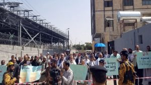 وقفة احتجاجية أمام مكتب الأمم المتحدة بصنعاء تندد بخروقات العدوان وتطالب بصرف المرتبات