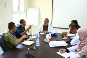 رئيس هيئة مستشفى الثورة بالحديدة يناقش مع فريق منظمة الصحة العالمية دعم وتدخلات المنظمة