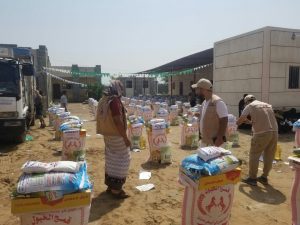 تدشين توزيع مساعدات غذائية لـ370 متضررة من الأمطار والسيول في القناوص بالحديدة