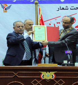 رئيس مجلس النواب يمنح الرئيس المشاط وسام الوحدة من الدرجة الأولى