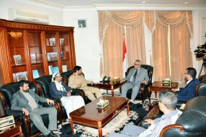 رئيس الوزراء يلتقي مدير كلية الطب والعلوم الصحية العسكرية