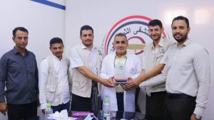 مؤسسة يمن ثبات تكرم رئيسي هيئة مستشفى الثورة العام وجامعة الحديدة