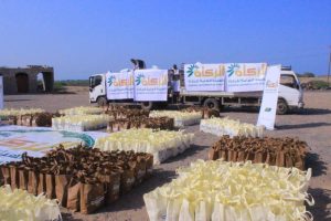 قحيم وأبو نشطان يدشنان توزيع الزكاة العينية لـ 2000 أسرة مستفيدة في الدريهمي بالحديدة   