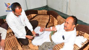 موظفو مجمع محافظة صنعاء ينفذون حملة تبرع بالدم