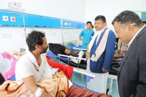 محمد علي الحوثي يطّلع على سير العمل في هيئة المستشفى الجمهوري بصعدة ويتبرع بالدم للجرحى الأفارقة