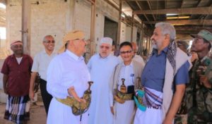 محافظ الحديدة يطلع على أضرار العدوان بمصنع معين للبلاط والرخام بكيلو16