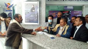 وكيل محافظة صنعاء يدشن صرف الحوالات النقدية لمستفيدي الرعاية الاجتماعية