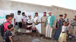 زيارة أسر الشهداء وتقديم الهدايا الرمزية لهم في الدريهمي بالحديدة