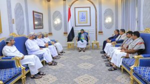 الرئيس المشاط يلتقي وفد سلطنة عمان الشقيقة ويجدد التمسك بمطالب الشعب اليمني