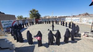 الهيئة النسائية في الصومعة بالبيضاء تنظم وقفة احتجاجية تنديداً بجرائم العدوان وإحياءَ لذكرى الشهيد