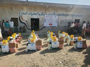 جمعية الهلال الأحمر بالحديدة توزع الف و450 سلة غذائية في” التحيتا والجراحي وجبل راس”