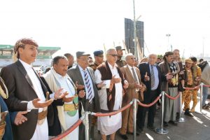 رئيس الوزراء يضع إكليلاً من الزهور على ضريح الشهيد صالح الصماد ورفاقه