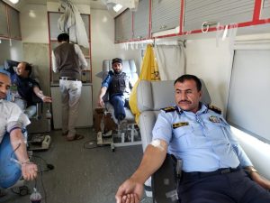 رجال المرور بصنعاء ينفذون حملة تبرع بالدم للجرحى المجاهدين