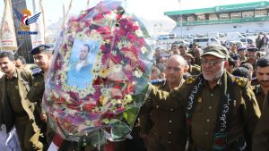 قيادات من وزارة الداخلية يضعون إكليلاً من الزهور على ضريح الشهيد الصماد ورفاقه