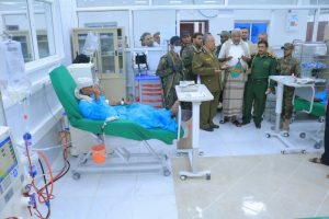 وزير الداخلية ومحافظ الحديدة يتفقدان مركز الشهيد الصماد للغسيل الكلوي وجراحة الكلى