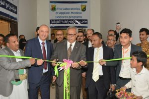 رئيس الوزراء يفتتح معامل كلية العلوم الطبية التطبيقية بجامعة صنعاء