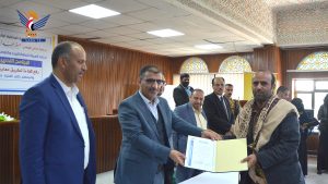 وزير الاتصالات يكرم 30 كادرا من مقدمي خدمات التوفير البريدي