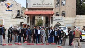 وزير التعليم العالي يشارك في حملة نظافة وتشجير الوزارة والشوارع المحيطة بها