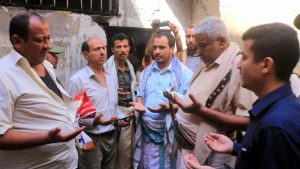 قحيم يتفقد أحوال أسرة عدنان المزجاجي الذي تعرض منزله للحريق في غليل بالحديدة