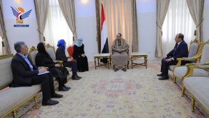 الرئيس المشاط يدعو بعثة الصليب الأحمر لتكثيف جهودها في نزع مخلفات العدوان التي تهدد حياة المواطنين