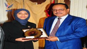 وزير الثقافة يكرم الطالبة اليمنية الفائزة بجائزة التميز الصينية