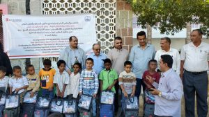 توزيع حقائب مدرسية وأدوات نظافة لطلاب دار الايتام ومدرسة الصم وضعاف السمع بالحديدة