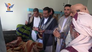 نائب وزير التربية يطمئن على صحة جرحى حادث طلاب مدرسة النصر في وصاب العالي