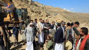 نائب رئيس الوزراء أبو لحوم ومحافظ حجة يتفقدان العمل بمشاريع مبادرات الطرق بمديرية المفتاح
