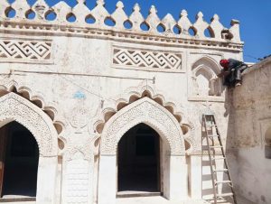هيئة أوقاف الحديدة تستكمل أعمال ترميم وصيانة مسجد العدني التاريخي بزبيد
