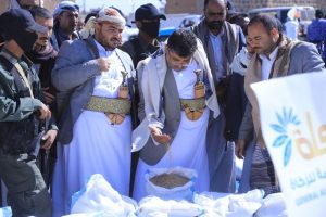 عضو السياسي الأعلى الحوثي يدشن مشروع توزيع الزكاة العينية بذمار