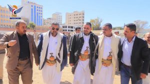 وزير الشباب والرياضة يُسلّم مشروع تأهيل وتعشيب ملعب الظرافي