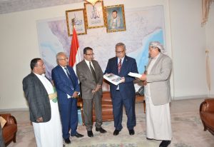 رئيس الوزراء يتسلّم تقريري إنجاز وزارة الإدارة المحلية والمحليات