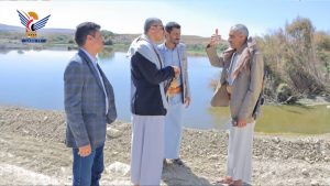 وكيل محافظة صنعاء يدشن العمل بعبارة شعب الصمع ويتفقد حاجز عزلة بني أحكم بمديرية أرحب