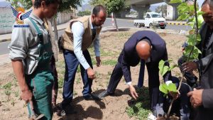 تدشين حملة تشجير الجزر الوسطية في شوارع أمانة العاصمة