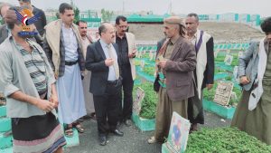 نائب وزير الصناعة والتجارة يزور روضة الشهداء بمديرية التعزية