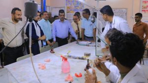 وزير التعليم الفني يتفقد سير العملية التعليمية بكلية الشفاء للعلوم الطبية والتقنية بالحديدة