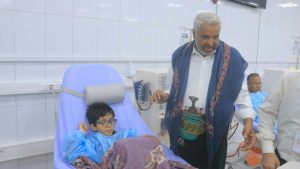 قحيم يزور مرضى مركز الشهيد الصماد للغسيل الكلوي بالحديدة