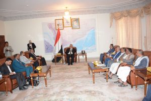 رئيس الوزراء يلتقي القائم بأعمال ممثل حركة حماس في اليمن