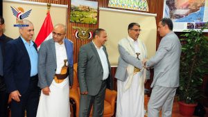 وزير الاتصالات يؤكد أهمية الالتزام بالدوام الرسمي عقب إجازة عيد الفطر
