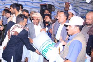 تدشين توزيع زكاة الزروع في مديرية بني مطر بصنعاء