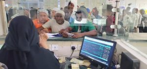 الاطلاع على سير عملية توزيع زكاة الفطر والمساعدات النقدية للمستفيدين بالحديدة