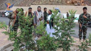 الهادي يتفقد العمل بمشروع إكثار أشجار الخرّوب في منطقة العشاش بصنعاء
