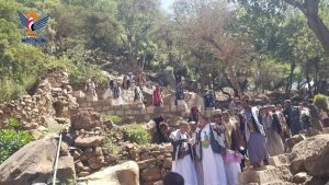 مقبولي يطلع على الصخور الآيلة للسقوط في الأهجر بمديرية شبام كوكبان