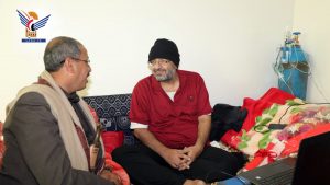 وزير الإعلام يطمئن على صحة الدكتور رصين الرصين