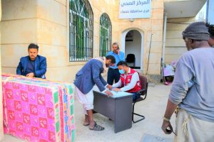 توزيع 17 حالة إيوائية للمتضررين من السيول في مديرية سنحان بصنعاء