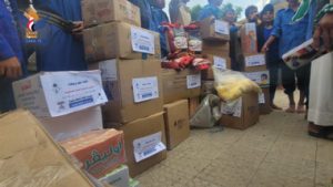 أبناء مديرية المحويت يقدمون قافلة غذائية لمركز الامام علي الصيفي بالمدينة
