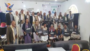 الجيلاني يدشن توزيع أجهزة لابتوب على جمعيات العزل التنموية بمحافظة صنعاء