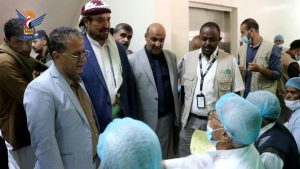 عُباد والمروني يدشنان مخيم النور المجاني للعيون بمديرية صنعاء القديمة
