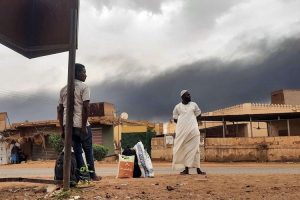 السودان: تجدد الاشتباكات في الخرطوم وتحذيرات من تفشي الأمراض بين النازحين