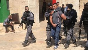 العدو الصهيوني يعتدي ويعتقل عددا من الفلسطينيين داخل باحات المسجد الأقصى